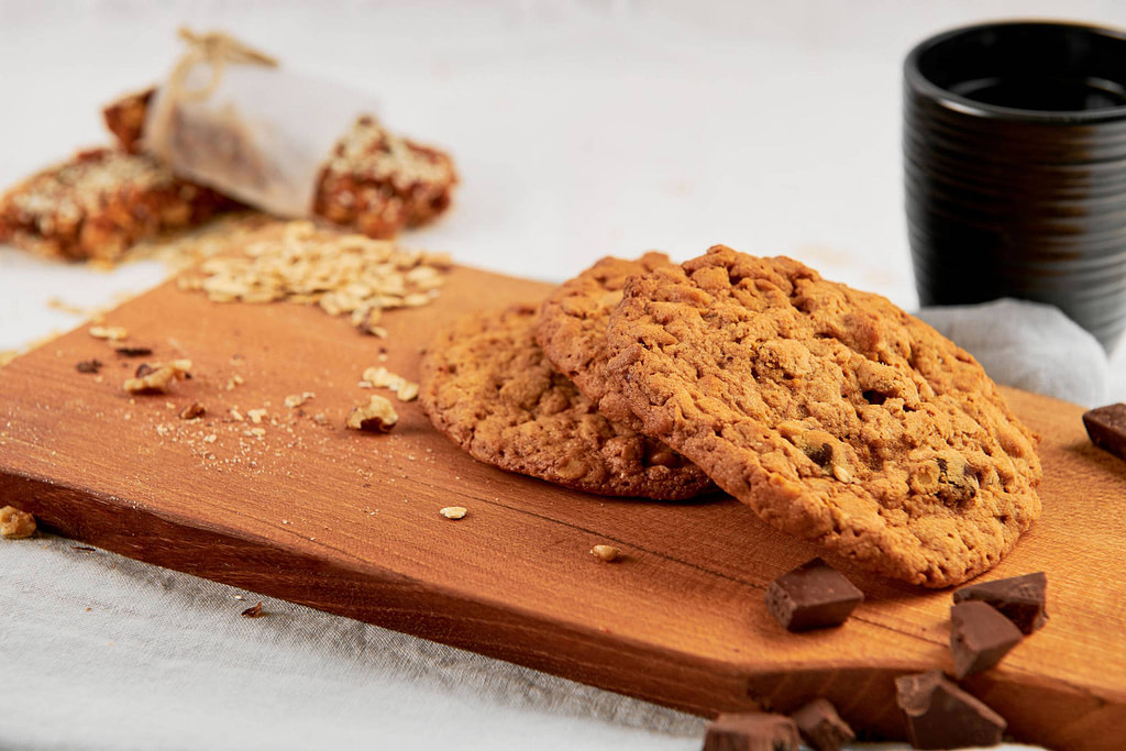 Chocolate chip havermoutkoek op houten plank